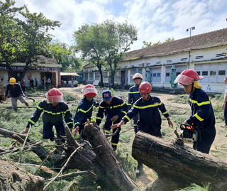 Công an Đắk Lắk tiếp tục căng mình giúp dân khắc phục hậu quả bão lũ

