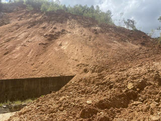 Quảng Ngãi: Sau tiếng nổ lớn, đường vào làng du lịch bị vùi lấp 