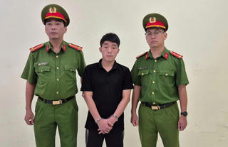 Bắt tạm giam chủ tài khoản TikTok 'Dù Bầu Trời' 