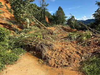 Đà Nẵng: Trà Leng mở đường tạm, giải cứu 84 hộ dân bị cô lập