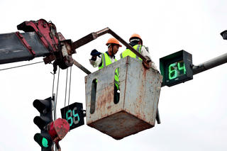 Vì sao nhiều trụ đèn giao thông ở Hà Nội không còn đếm giây?