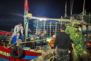 Quảng Trị: Chìm tàu cá trên biển, 7 ngư dân được ứng cứu an toàn