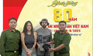 Công an Đà Nẵng trả lại tài sản cho du khách Nga để quên trên xe khách