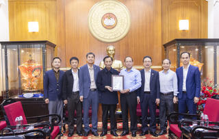 Hiệp sĩ Đại Thánh giá Lê Đức Thịnh và cộng sự ủng hộ 800 triệu đồng cho đồng bào vùng bão, lũ