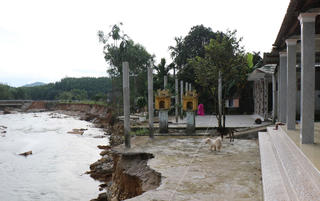 Chênh vênh bên bờ suối bị sạt lở