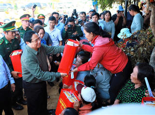 Thủ tướng: Nhanh chóng ổn định đời sống nhân dân, khôi phục sản xuất, kinh doanh