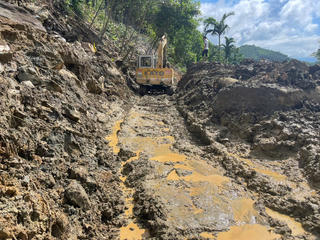 Đà Nẵng: Nứt dài trên sườn đồi, tuyến đường ĐH8 nguy cơ sạt lở cao