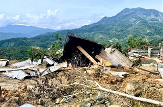 Đà Nẵng: Sạt lở núi khiến người dân Gié Triêng mất nhà