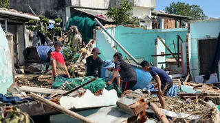 Thủ tướng chỉ đạo khẩn trương dựng lại nhà cửa, ổn định đời sống đồng bào miền Trung sau bão lũ 