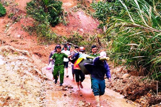 Đà Nẵng: Công an xã biên giới vượt qua sạt lở núi cứu kịp thời một người bị thương nặng