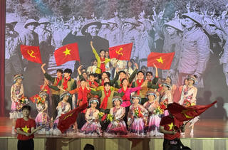 Sân khấu trường sư phạm rộn ràng lời tri ân