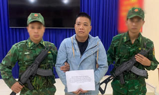 Bắt đối tượng giấu gần nửa cân vàng trên xe khách từ Lào vào Đà Nẵng