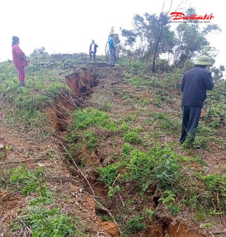 Hà Tĩnh: Sơ tán dân sau khi phát hiện vết nứt lớn trên đồi