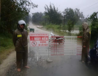 Huế: Mưa xối xả khiến nhiều nơi sạt lở, giao thông gián đoạn