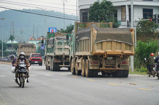Thanh Hóa: Xe tải lưu thông làm rơi vãi vật liệu, gây bụi trên QL217