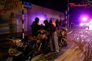 Hà Nội: Bùn nhão rơi vãi trên đường Tôn Đức Thắng khiến nhiều xe máy bị ngã