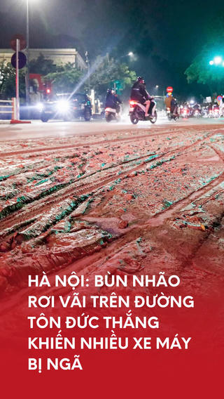 Bùn nhão rơi vãi trên đường Tôn Đức Thắng, Hà Nội khiến nhiều xe máy bị ngã