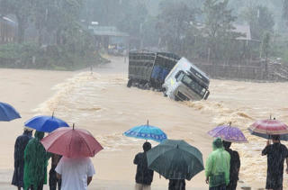 Quảng Trị: Ứng cứu người và phương tiện bị cuốn trôi ở cầu tràn