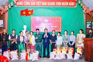 Ngày hội Đại đoàn kết tại xã biên giới Buôn Đôn: Bền chặt tình quân dân
