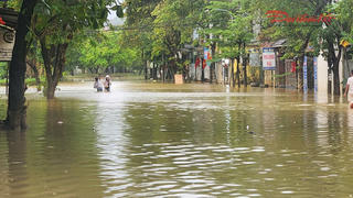 Huế: Mưa lớn nước sông lên nhanh, nhiều tuyến đường ngập sâu