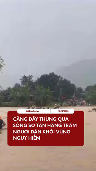 Căng dây thừng qua sông sơ tán hàng trăm người dân khỏi vùng nguy hiểm