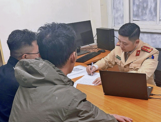 Hà Nội: Xử lý tài xế xe tải làm rơi vãi bùn đất xuống đường khiến nhiều người ngã