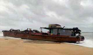 Quảng Ngãi: Tàu sắt chứa 2.000 lít dầu bị sóng đánh mắc cạn 