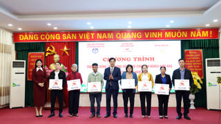 Quỹ Hạt giống Việt trao học bổng cho sinh viên nghèo vượt khó tại Tuyên Quang