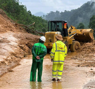 Đà Nẵng: CSGT hỗ trợ hàng trăm người mắc kẹt trên đường Hồ Chí Minh do sạt lở núi