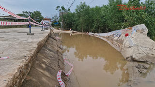 Cận cảnh bờ kè bị nước lũ tàn phá, làm xô lệch ở Quảng Trị