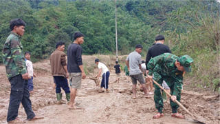Bộ đội Biên phòng Quảng Trị giúp người dân khắc phục hậu quả mưa lũ