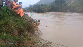 Gia Lai: Giăng dây, dùng ròng rọc giải cứu 31 người dân bên sông Ba 