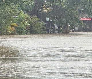  Đắc Lắk: Mưa lớn các tuyến đường tại phường Tuy Hòa bị ngập, giao thông chia cắt
