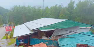 Quảng Ngãi: Sạt lở núi vùi lấp một căn nhà ở Trường Sơn Đông