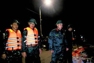 Đà Nẵng: Hơn 500 cán bộ, chiến sĩ xuyên đêm ứng cứu bờ kè An Lương 