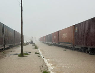 Đường ray chìm trong biển nước, nhiều chuyến tàu ngưng chạy