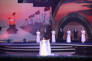 Sân khấu hiện đại - cảm xúc truyền thống: Dấu ấn chương trình nghệ thuật “Thiêng liêng biển đảo Việt Nam”