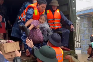 Hơn 100 cán bộ, chiến sĩ cảnh sát biển hỗ trợ người dân khắc phục ngập lụt