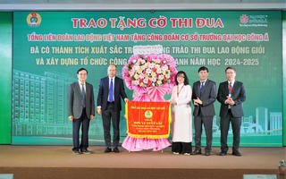 Đà Nẵng: Đại học Đông Á nhận Cờ thi đua của Tổng Liên đoàn Lao động