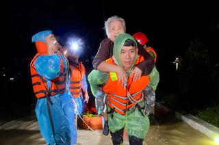 Khánh Hòa: Lữ đoàn Đặc công 5 ứng cứu người dân ra khỏi vùng lũ lụt