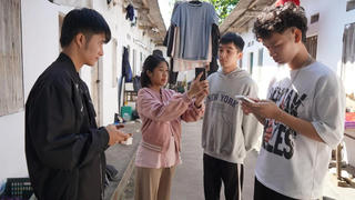 Cảnh báo chiêu trò mượn điện thoại để cài app vay tiền online