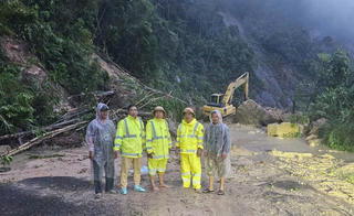 CSGT Lâm Đồng giải cứu 11 người mắc kẹt trong sạt lở nghiêm trọng trên đèo Khánh Lê, Quốc lộ 27C