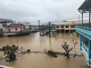 Miền Trung – Tây Nguyên: Khó khăn trong khôi phục cấp điện do ngập lụt kéo dài