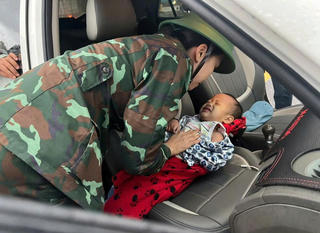 Gia Lai: Những hình ảnh cứu trợ ở vùng lũ gây xúc động mạnh