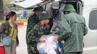 Gia Lai: Thành lập trạm tiếp nhận và cấp phát nhu yếu phẩm cho người dân vùng lũ