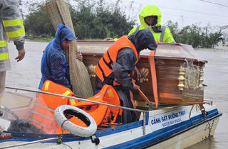 Xót xa hình ảnh CSGT vượt lũ, đưa quan tài để gia đình kịp mai táng cháu bé
