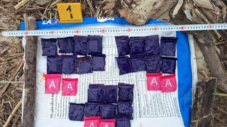 Tiếp tục phát hiện 30 túi nilon nghi chứa ma túy ở bờ biển Quảng Trị