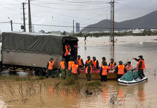 Quân đội xuất cấp 15 tấn lương khô hỗ trợ người dân vùng lũ