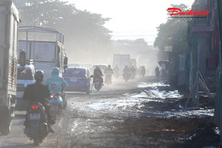 Dự án cải tạo, nâng cấp Quốc lộ 6 bùn tràn ra đường gây bụi mịt mù