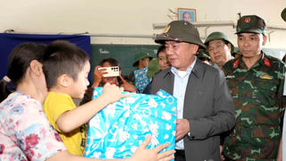 Thường trực Ban Bí thư thăm người dân vùng lũ xã Diên Điền ở Khánh Hòa